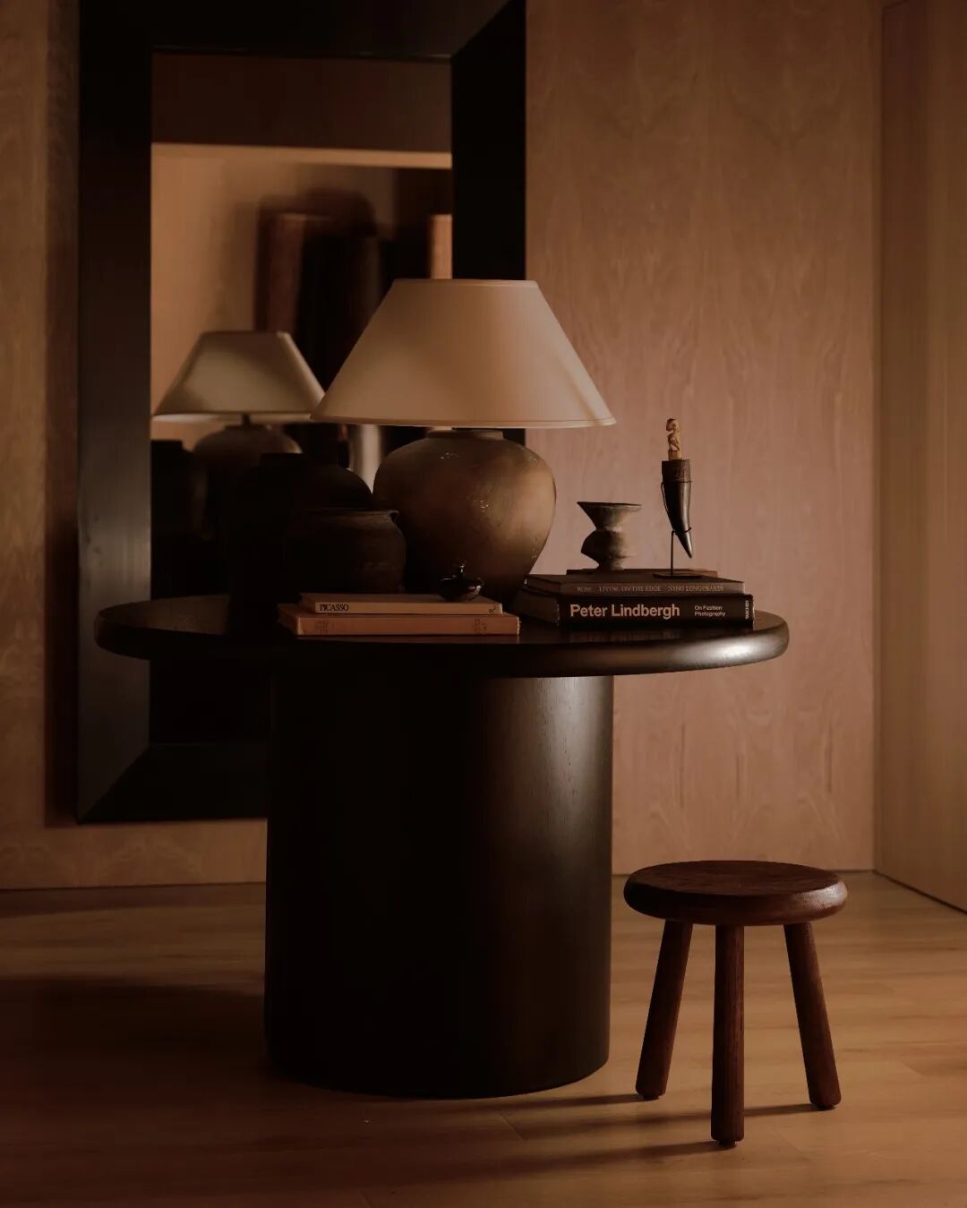 圆形小桌与台灯、书籍的静物场景