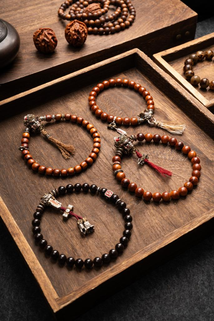 多款木质手串陈列展示