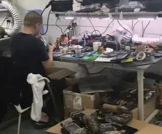 技术人员在工作室拆解电子元件