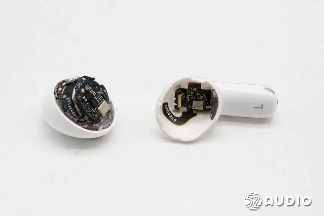 沿合模线拆开耳机音腔