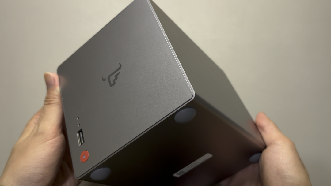 手拿飞牛EVO2设备正面