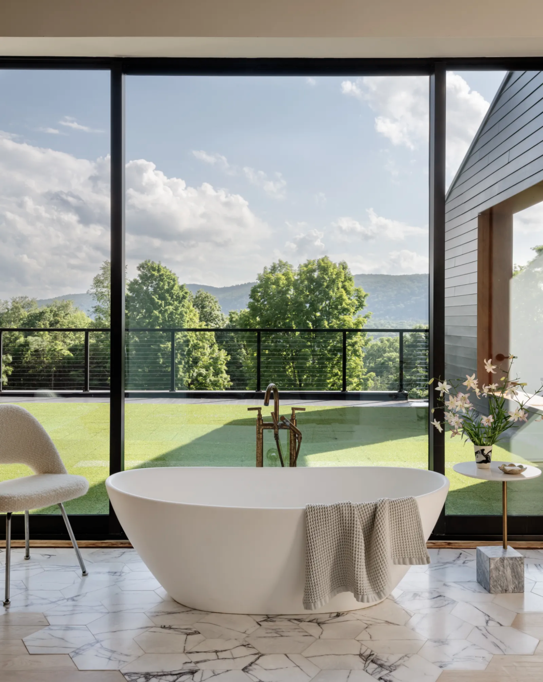 现代浴室与裂纹大理石地面