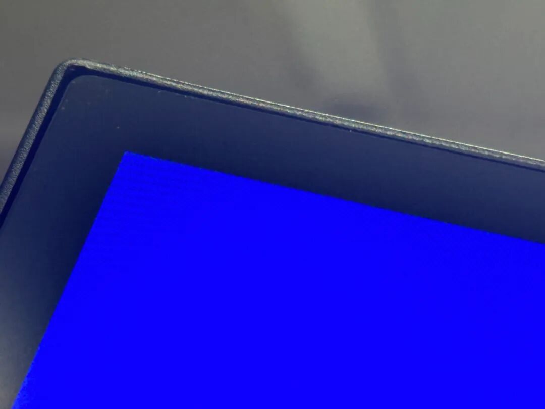 显示器边框与屏幕的细节特写