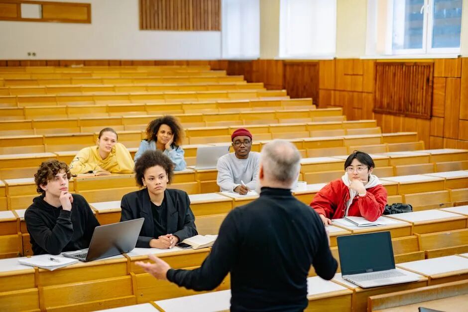 大学讲座课堂上的讲师与听讲学生