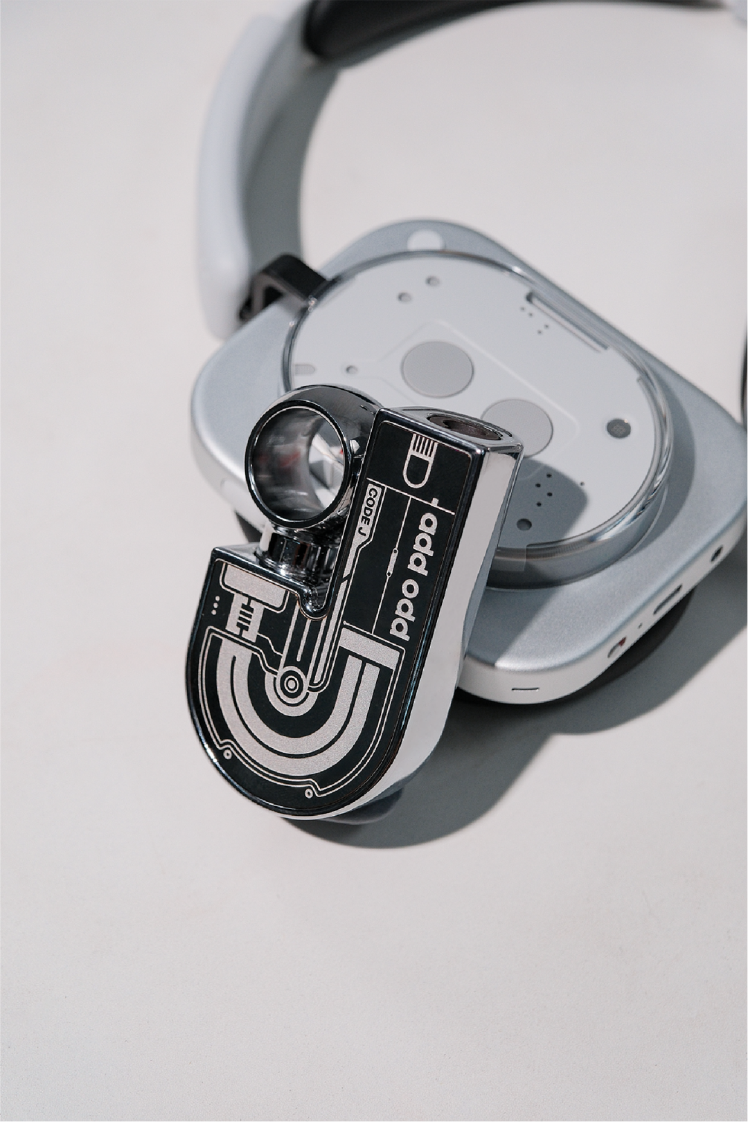 带有add odd字样的科技感耳机配件