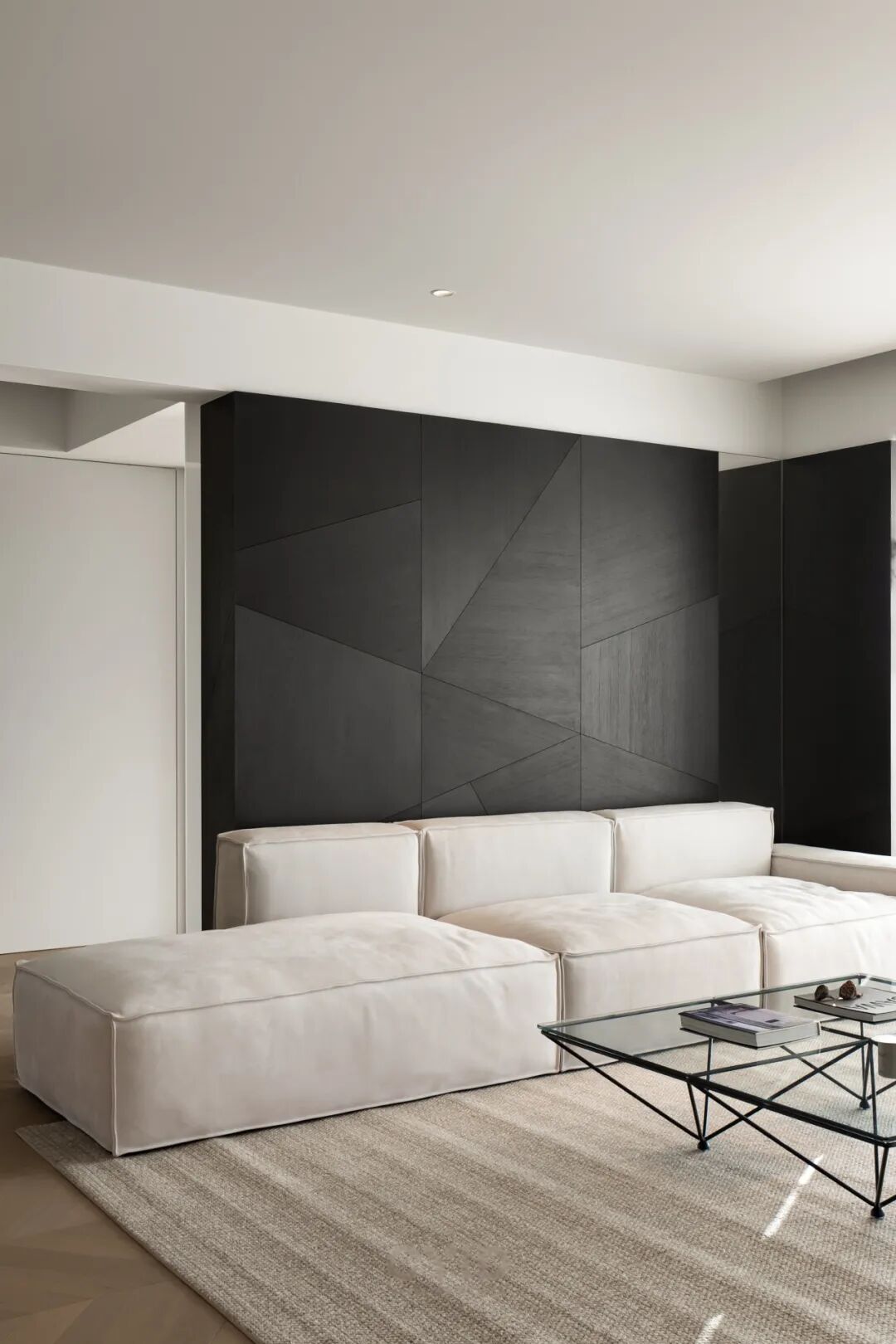 沙发背景墙特写，不规则黑色木纹拼贴