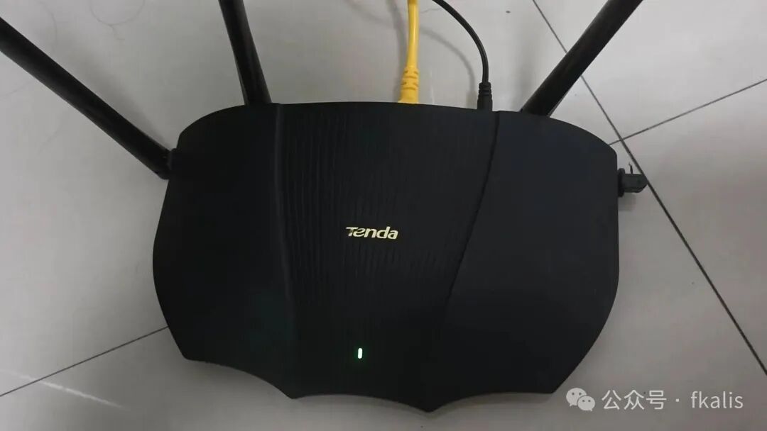 腾达（Tenda）品牌无线路由器实物外接天线与网线