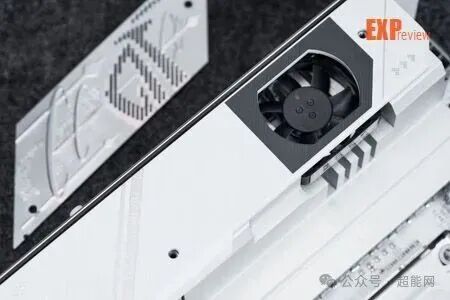 显卡风扇与背板特写