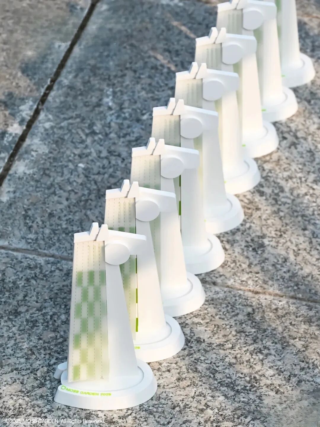 白色现代立式装置，顶部似马头造型，底部“MOSS GARDEN 2025”