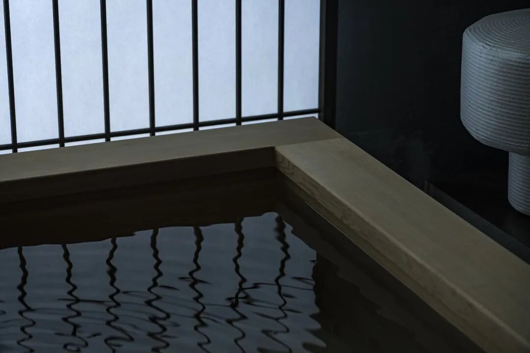 浴缸水面倒影细节