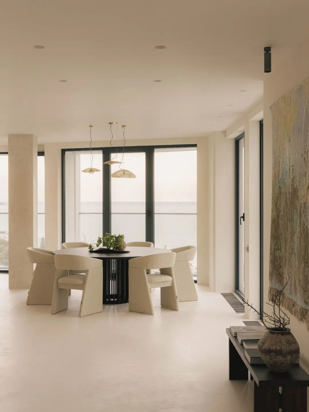 用餐区，圆形餐桌与海景