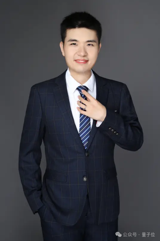 李博杰正装半身照