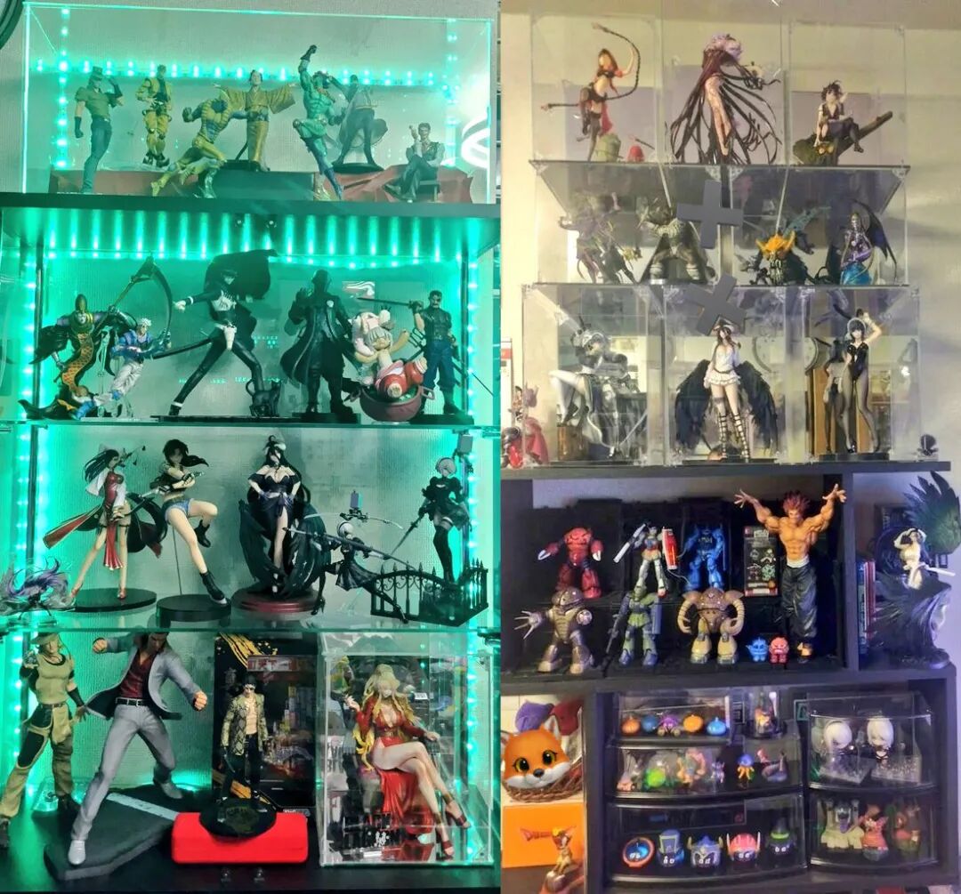 带灯光效果的玻璃展示柜，内部陈列大量手办