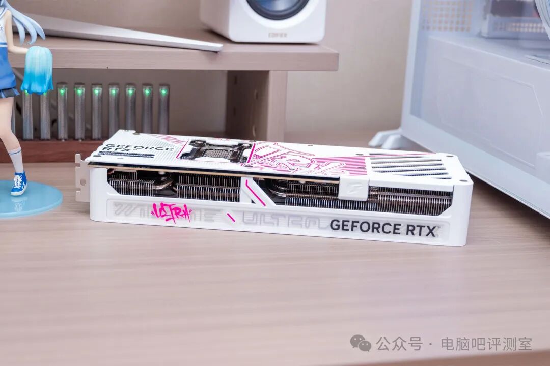 显卡的散热鳍片与整体厚度展示