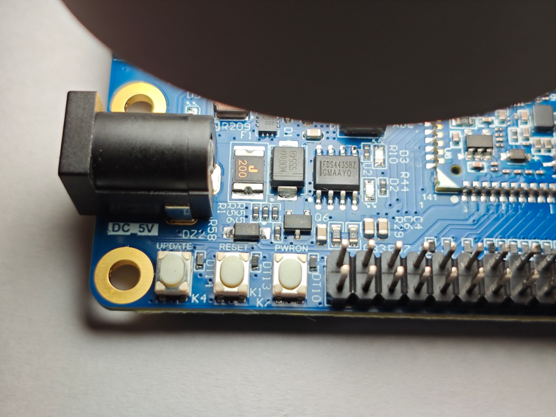 开发板烧录与复位按键特写