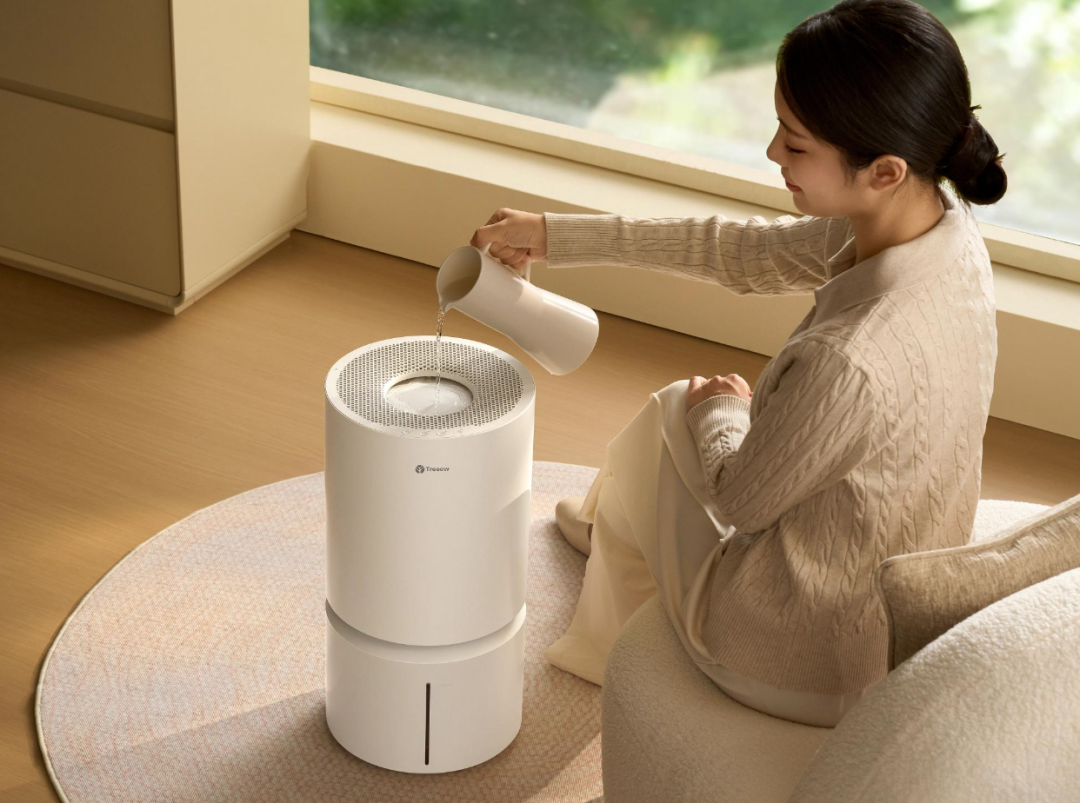 用户向无雾纯加湿器注水的使用场景