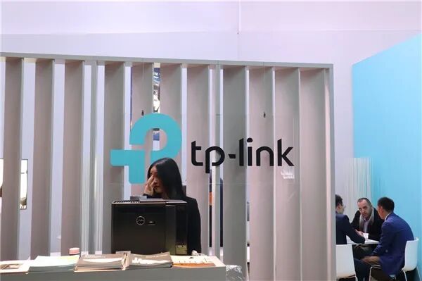 FCC豁免公告现场，背景可见TP-Link展台与参会人员交流