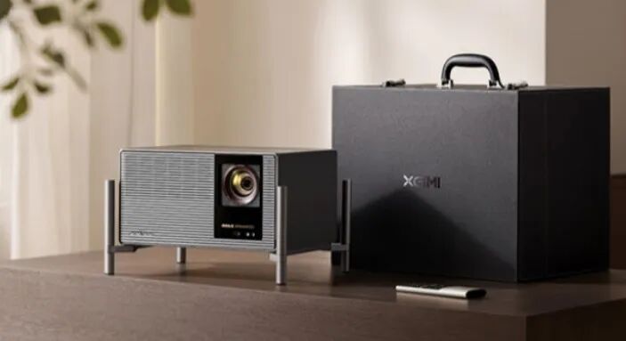 XGIMI便携投影仪与收纳包遥控器产品展示