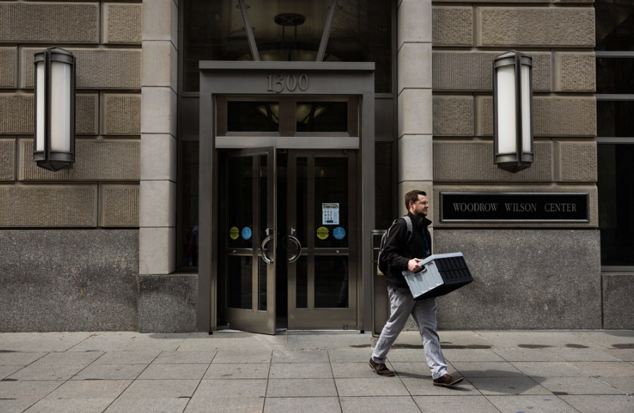 手持箱子的男子走过“伍德罗·威尔逊中心”建筑
