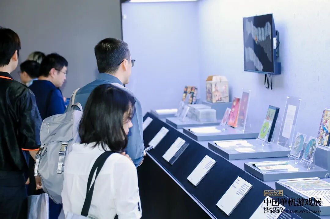 参观者驻足观展