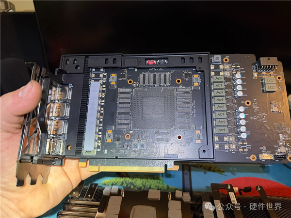 拆解后露出内部PCB与供电元件的显卡细节