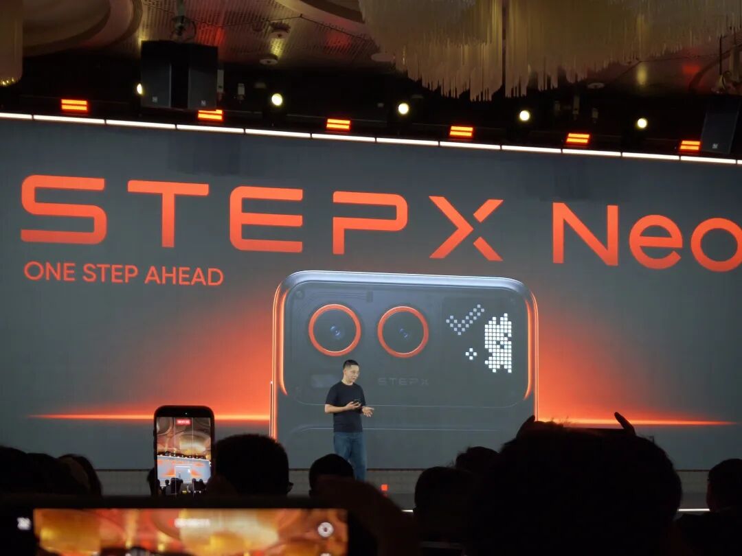 STEPX Neo 发布会现场展示手机示意图