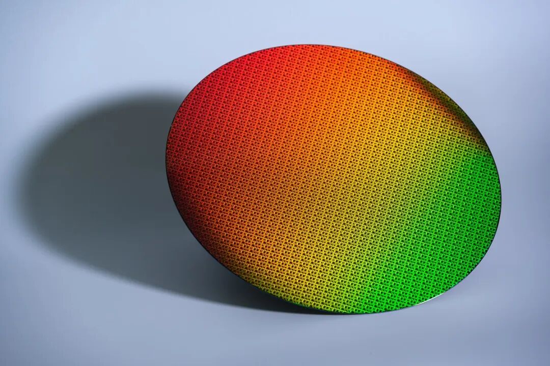 Intel 18A 晶圆表面芯片阵列特写
