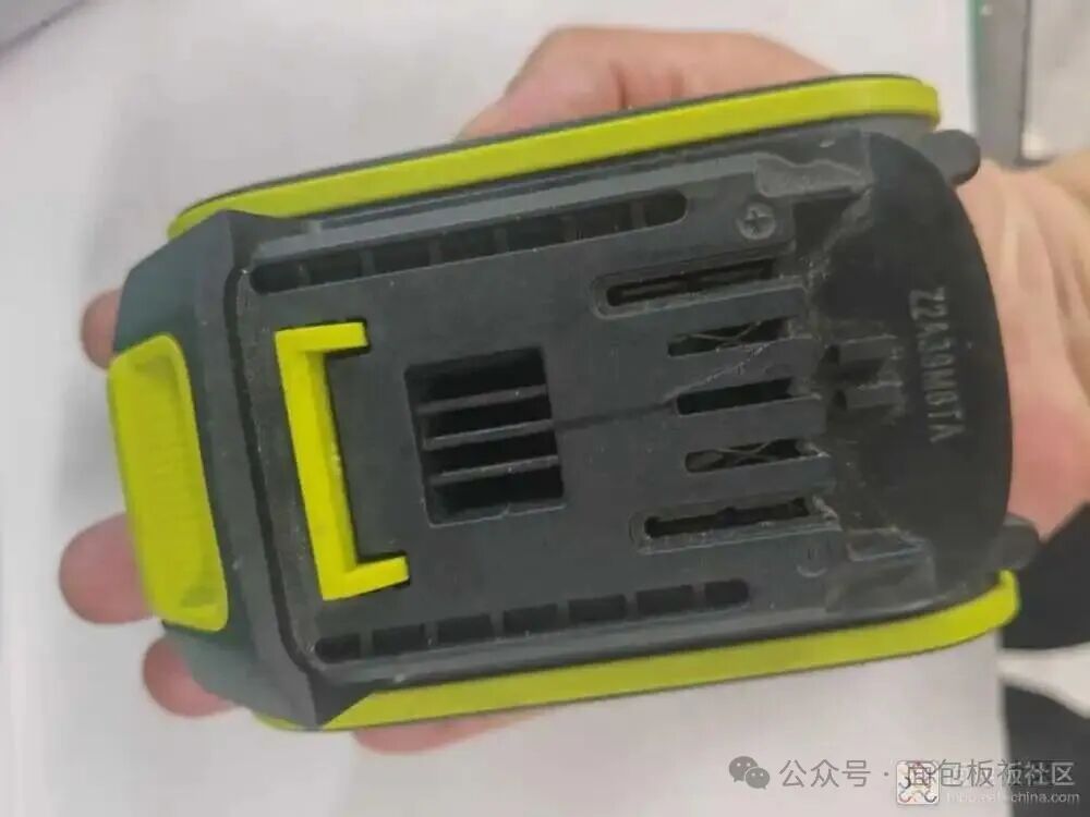 威克士 WA3055 电池包握持展示