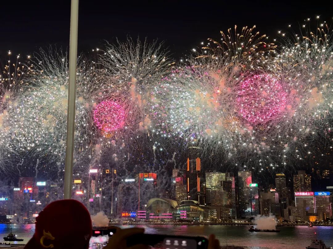 维港烟花烟雾中的天际线