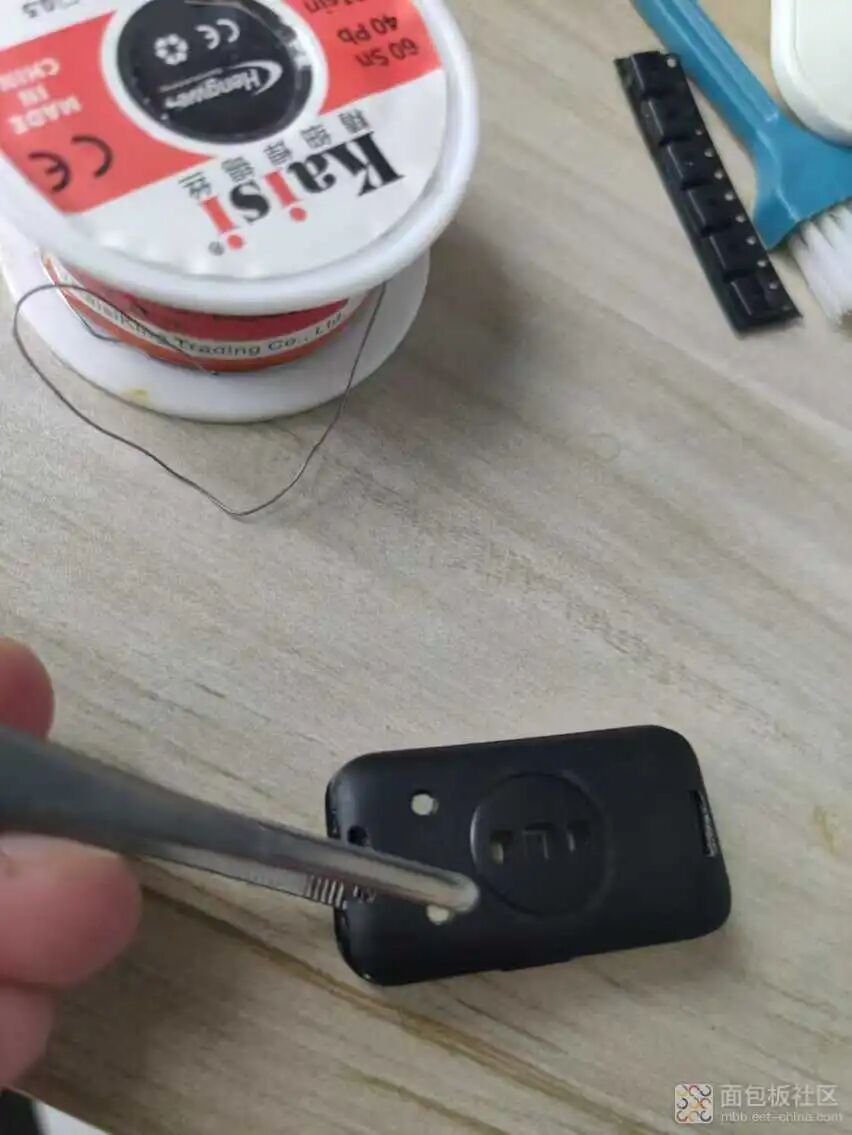 用镊子撬开后盖