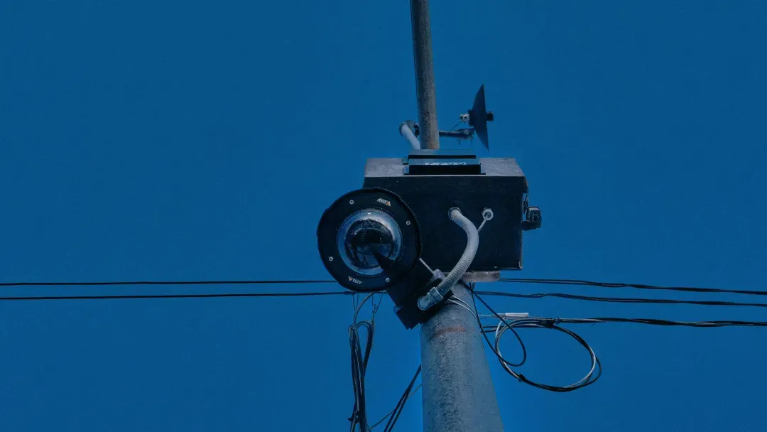 安装在街道上的安讯士监控摄像头