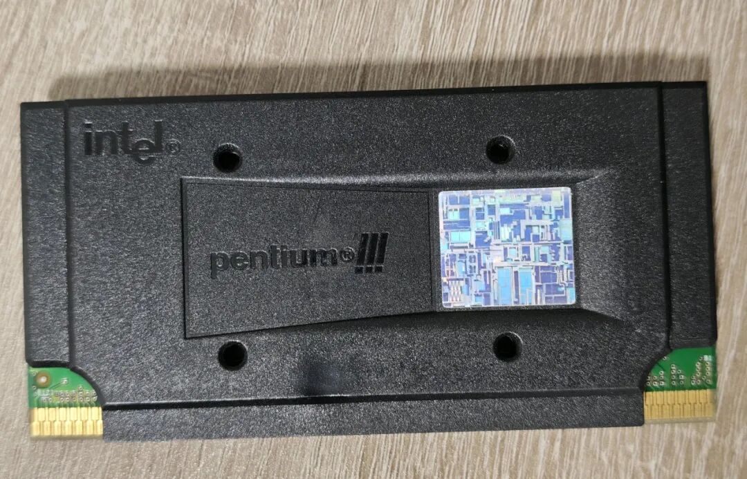 奔腾III处理器封装,右侧贴有芯片内部结构显微图