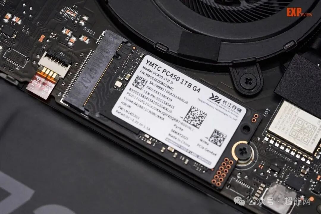 长江存储PC450安装在笔记本内部特写