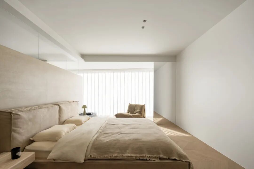 极简风格卧室，米色软包床头
