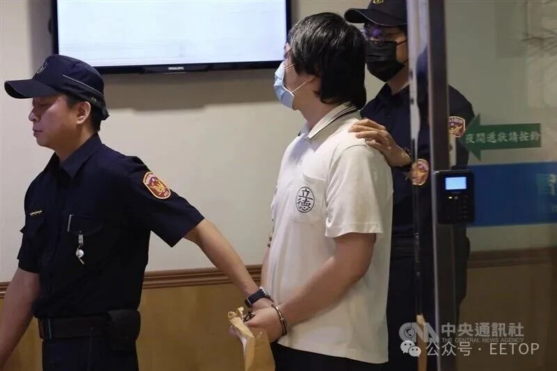 陈力铭被执法人员押解至法庭