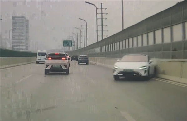 小米SU7最终撞停在高架护栏边