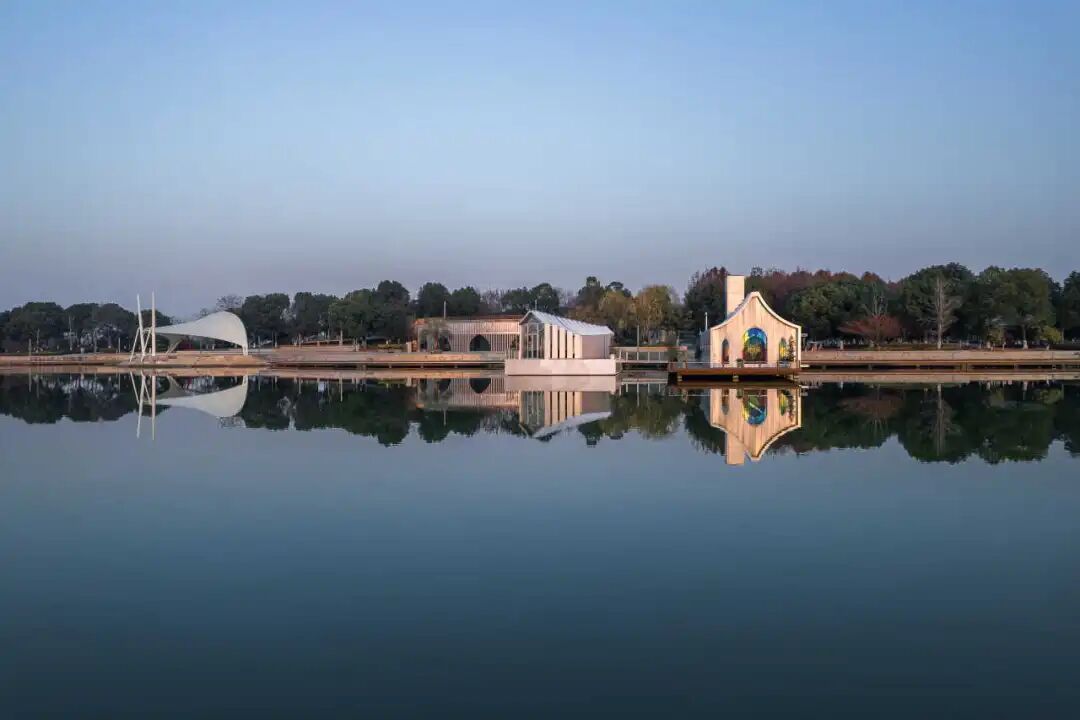 从水面看向天鹅湖礼堂，建筑倒影清晰