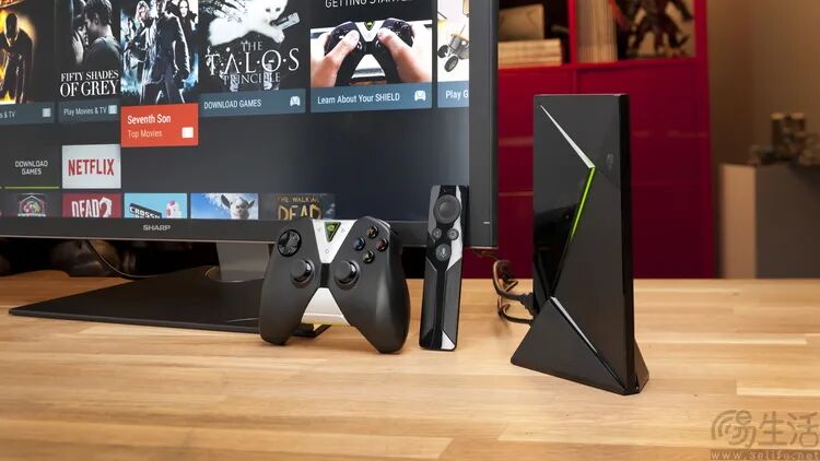 Shield TV主机与游戏手柄桌面场景