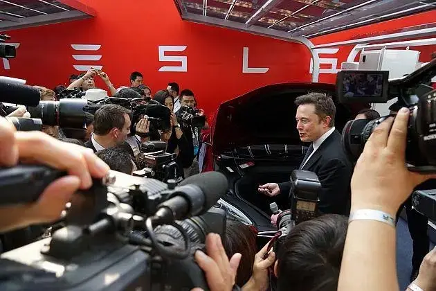 埃隆·马斯克在特斯拉发布会现场被记者包围