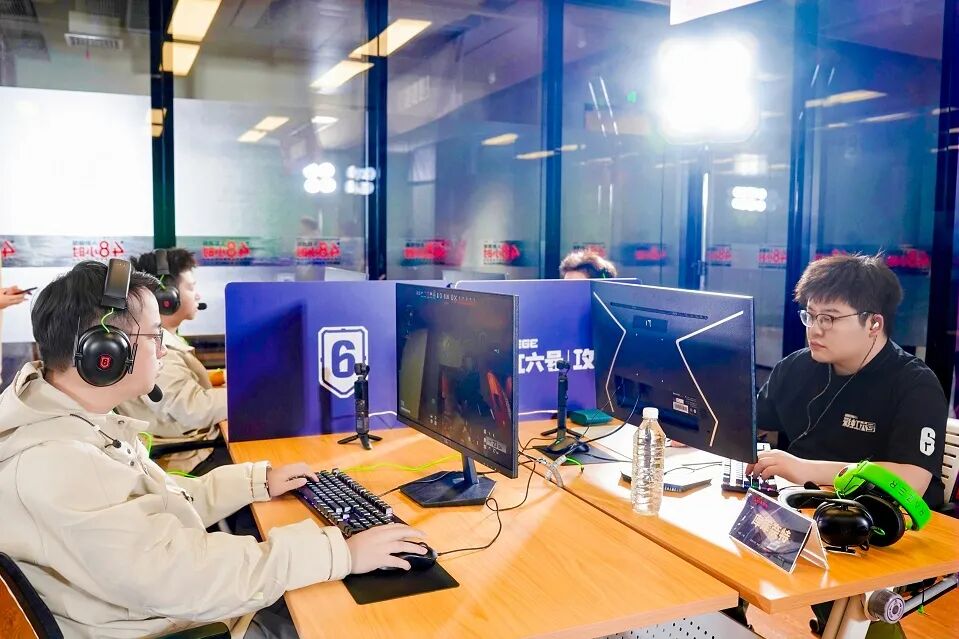 活动现场玩家专注体验游戏