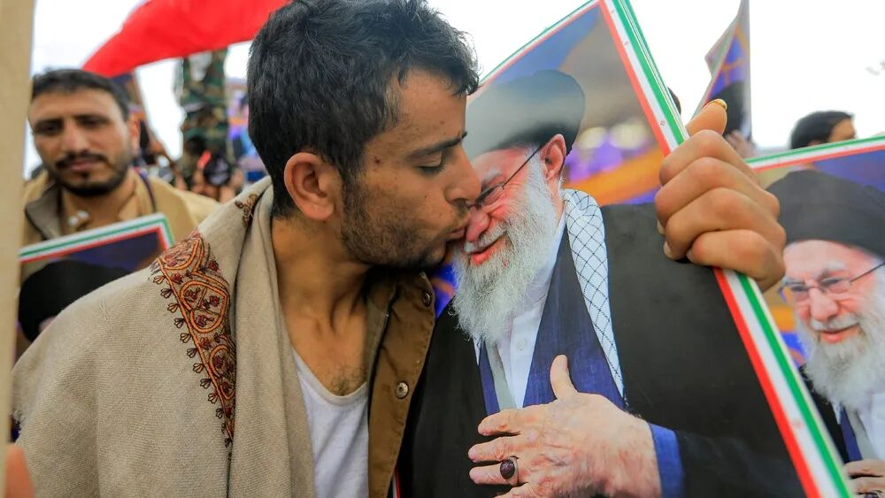 一名男子手持海报进行亲吻的庄重情感场景