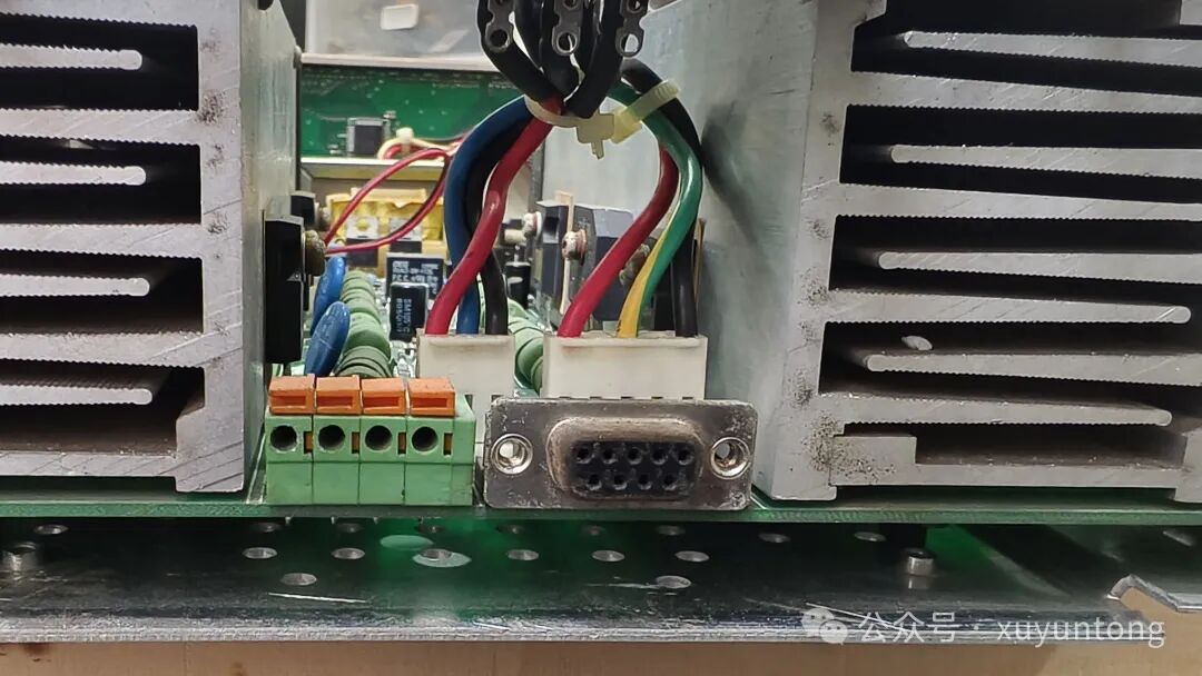 设备后部接口，包含DB9串口与弹簧接线端子