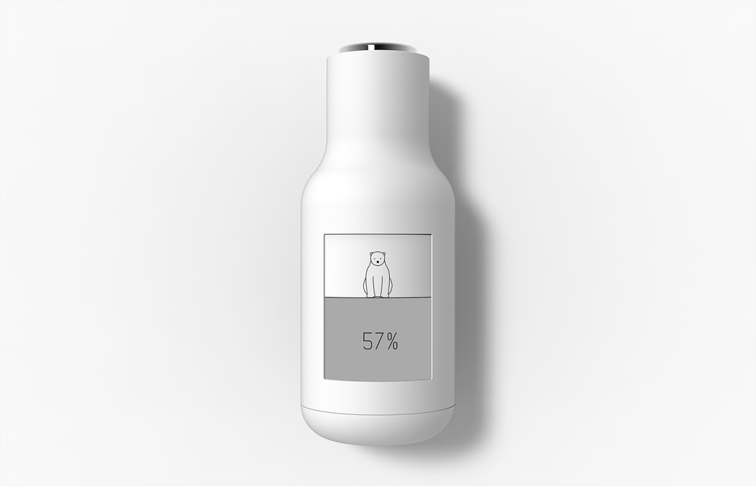 显示北极熊简笔画和电量的白色圆柱形智能水瓶