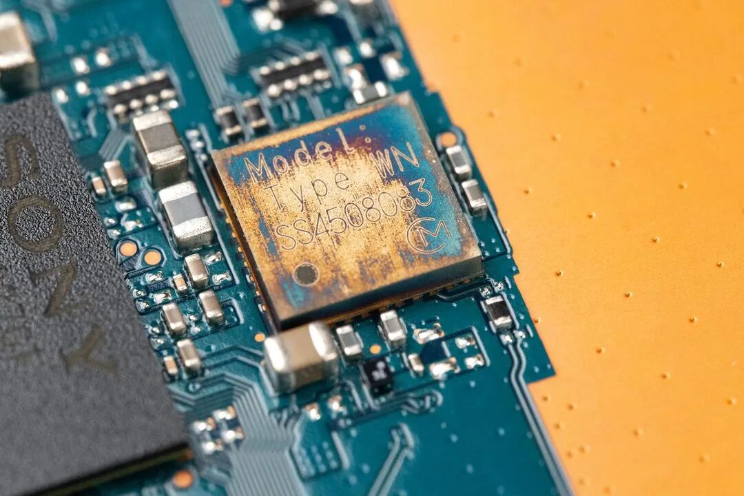 索尼A7R主板疑似氧化无线芯片特写