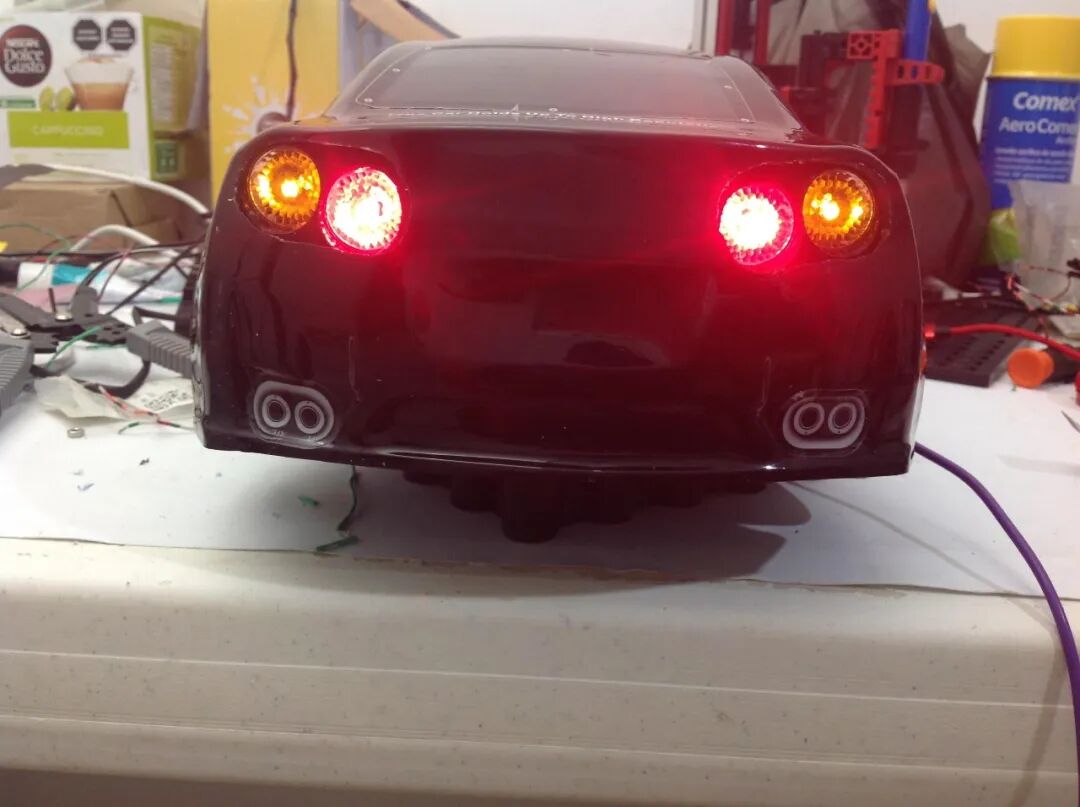 测试小车尾灯亮起效果