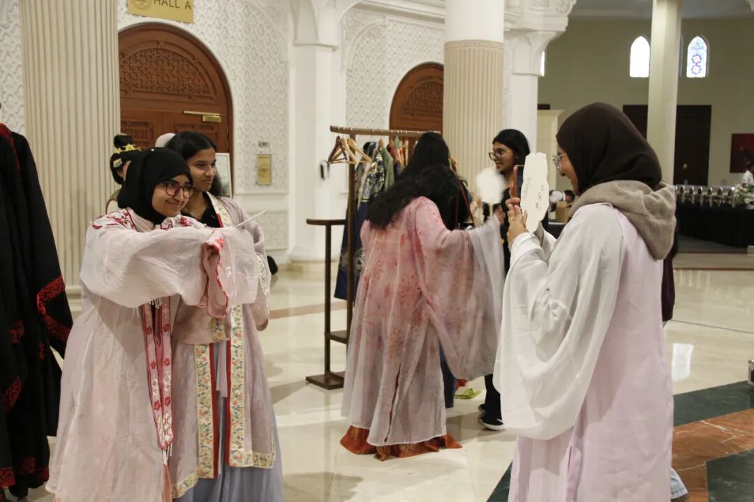 阿联酋沙迦美国大学举办的“中国春节进校园”活动，学生们身着中国传统服饰拍照