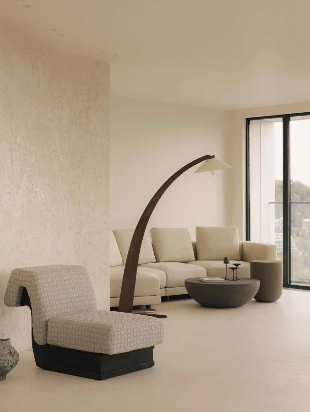 客厅场景，木质休闲椅与落地灯