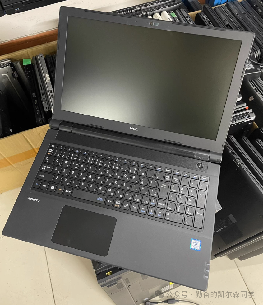 打开的NEC VersaPro笔记本电脑