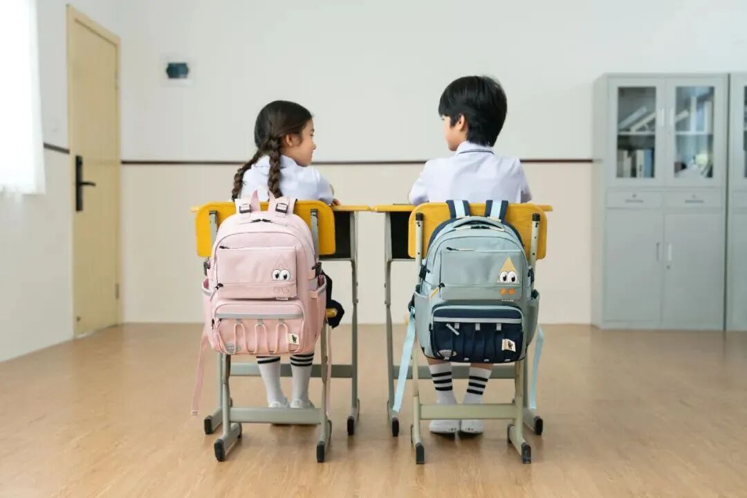 教室内背书包交谈的儿童