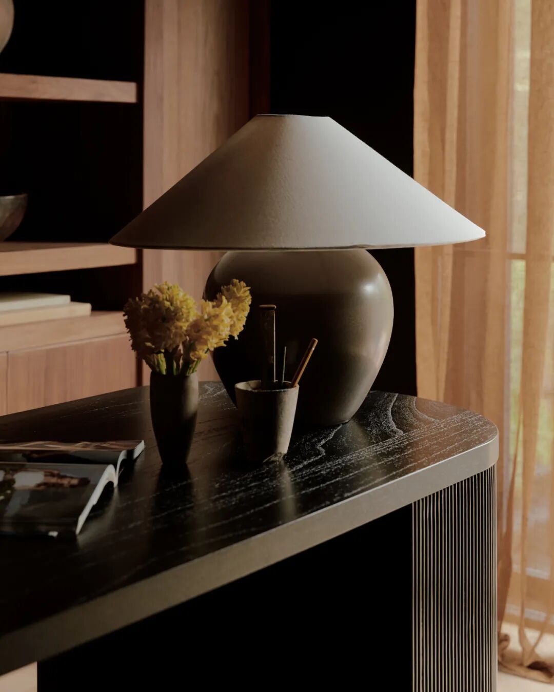 弧形边桌与台灯、小花的静物构图